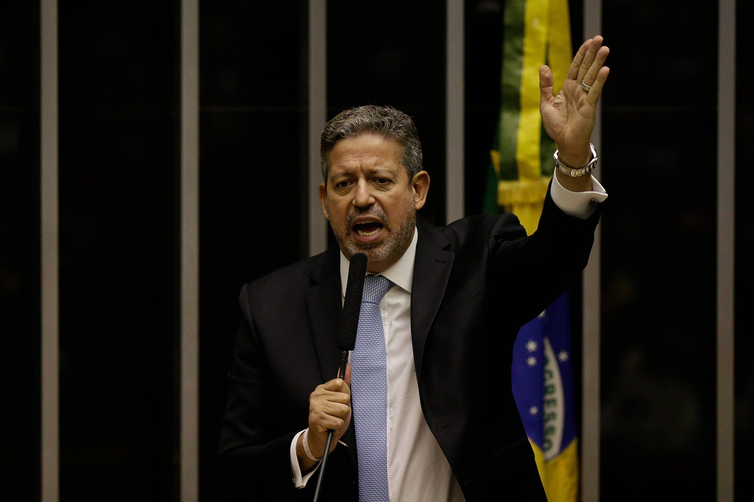 Líder do centrão, Lira é eleito presidente da Câmara após interferência de Bolsonaro